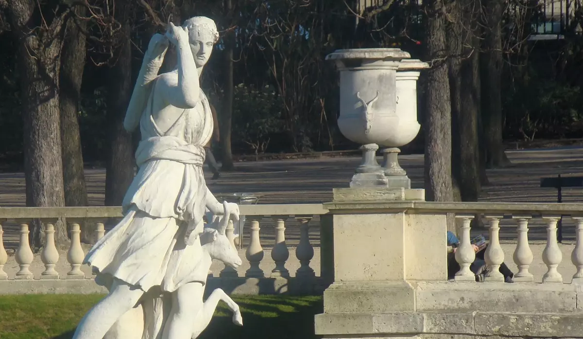 Statue de Diane accompagnée d'une biche devant une balustrade, au jardin du Luxembourg