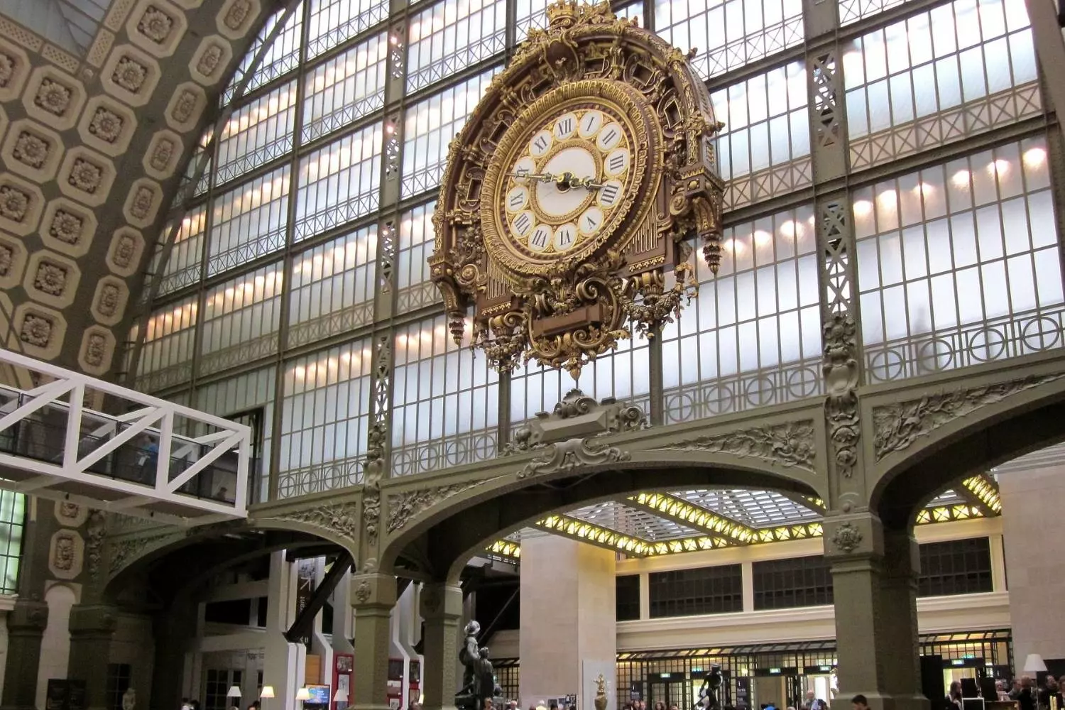 La grande horloge dorée et la verrière de la nef du musée d'Orsay