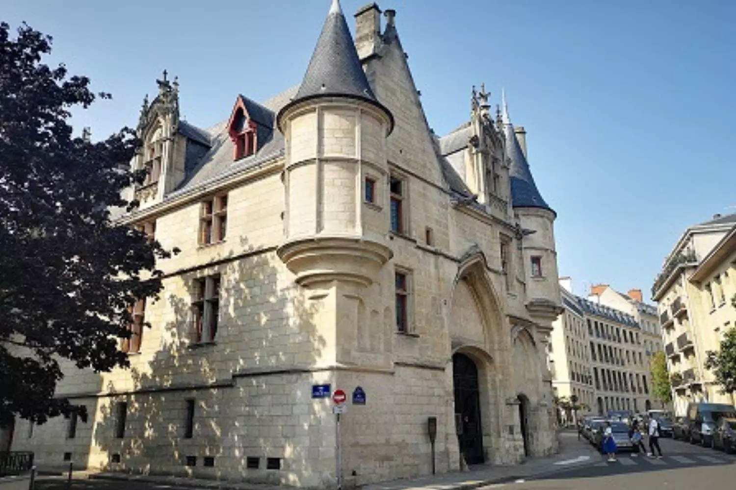L'hôtel de Sens et ses tourelles médiévales, à l'angle d'une rue du Marais