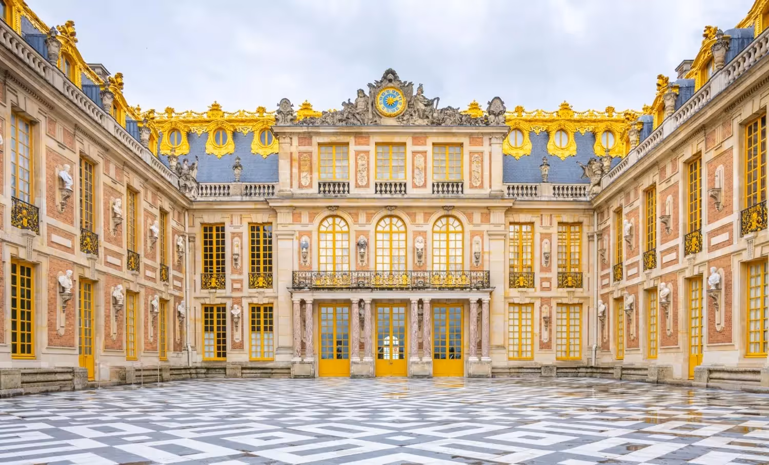 La cour de Marbre du château de Versailles, façades de brique et décors dorés