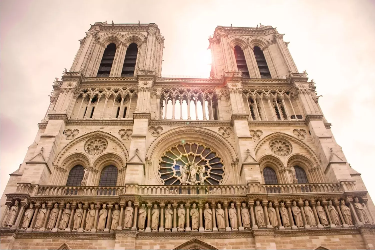 La façade de Notre-Dame de Paris et ses deux tours, vues en contre-plongée