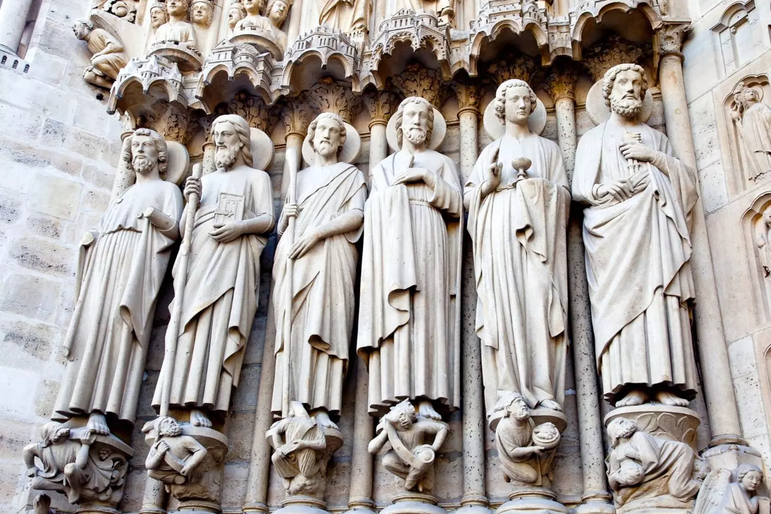 Statues de saints en pierre alignées au portail de Notre-Dame de Paris