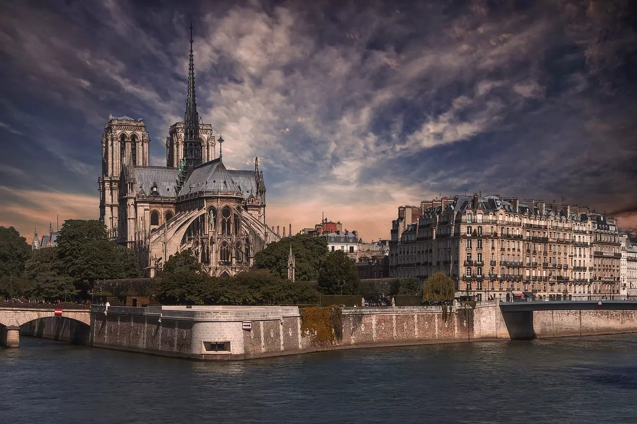 Notre-Dame de Paris et la pointe de l'île de la Cité sous un ciel tourmenté