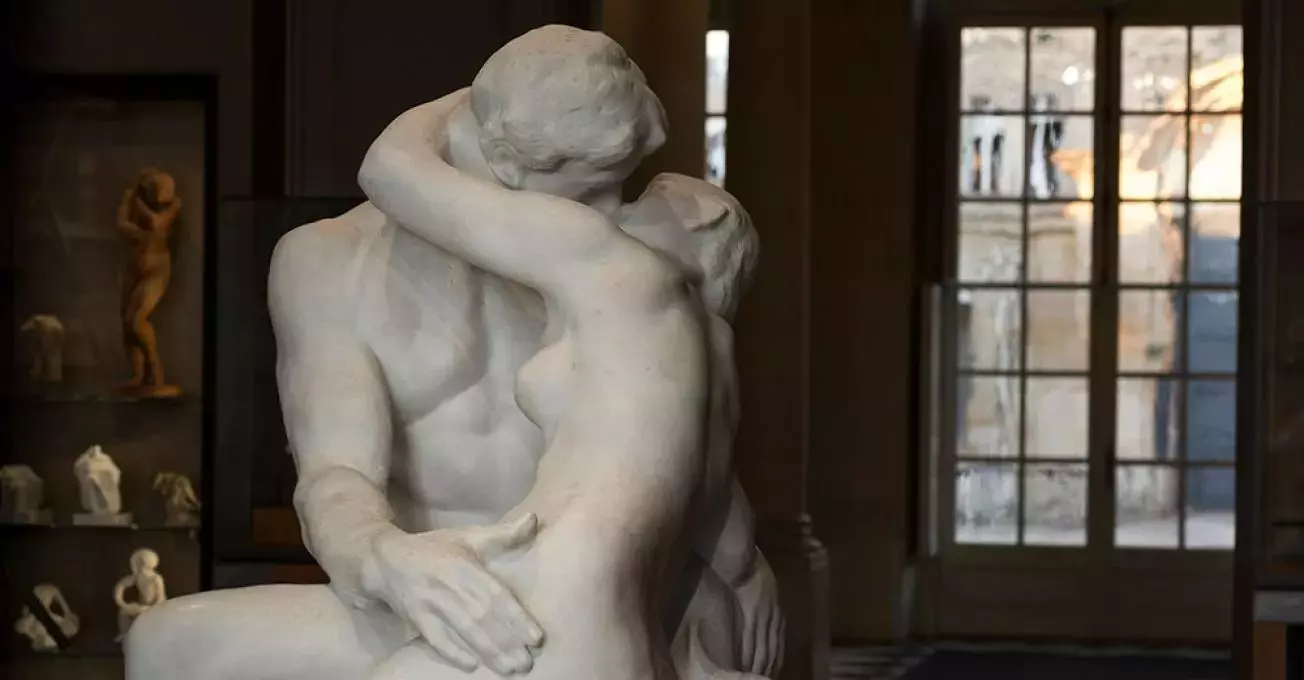Le Baiser de Rodin, couple enlacé en marbre blanc dans une salle du musée Rodin