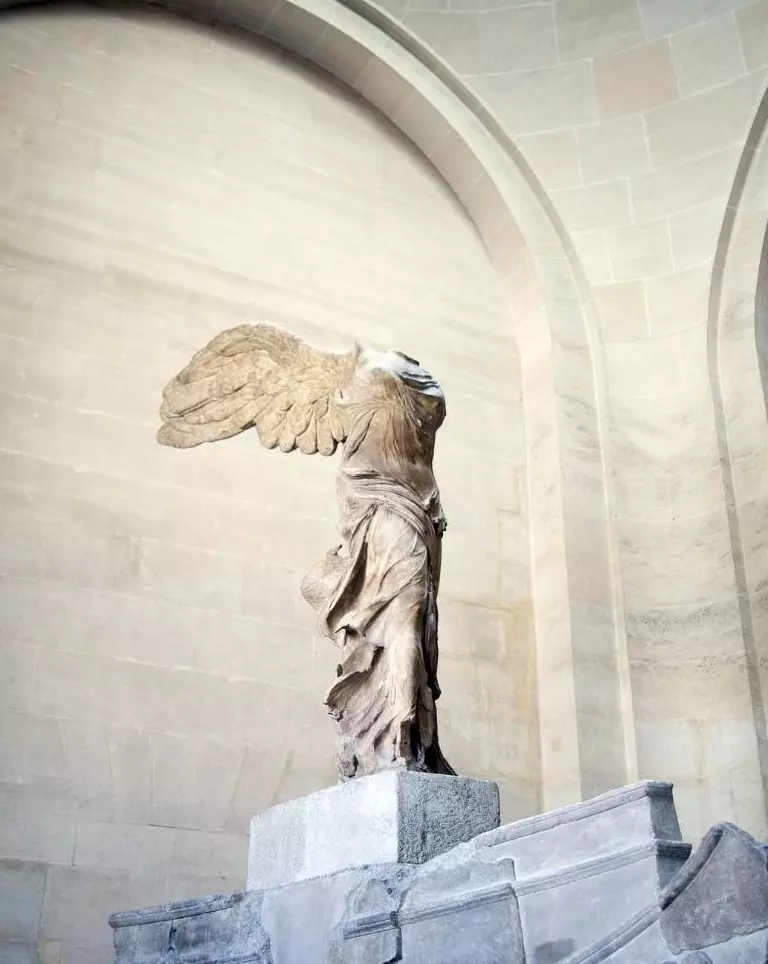 La Victoire de Samothrace, statue ailée en marbre en haut de l'escalier Daru du Louvre