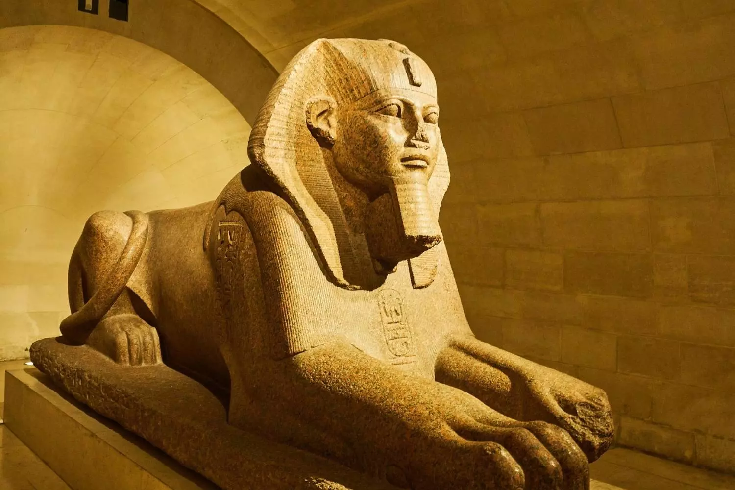 Le Grand Sphinx de Tanis en granit rose, dans la crypte égyptienne du Louvre