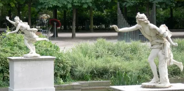 Statues de marbre d'Hippomène et Atalante en pleine course, dans le jardin des Tuileries