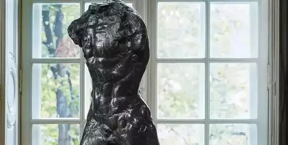 Torse en bronze sombre de Rodin devant une fenêtre, au musée Rodin