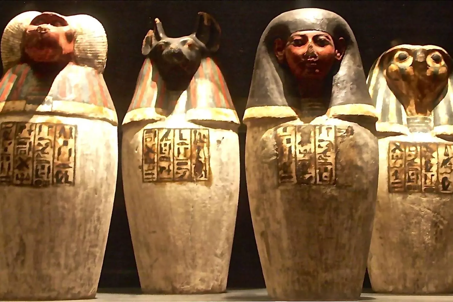 Vases canopes égyptiens aux couvercles en forme de têtes humaine et animales