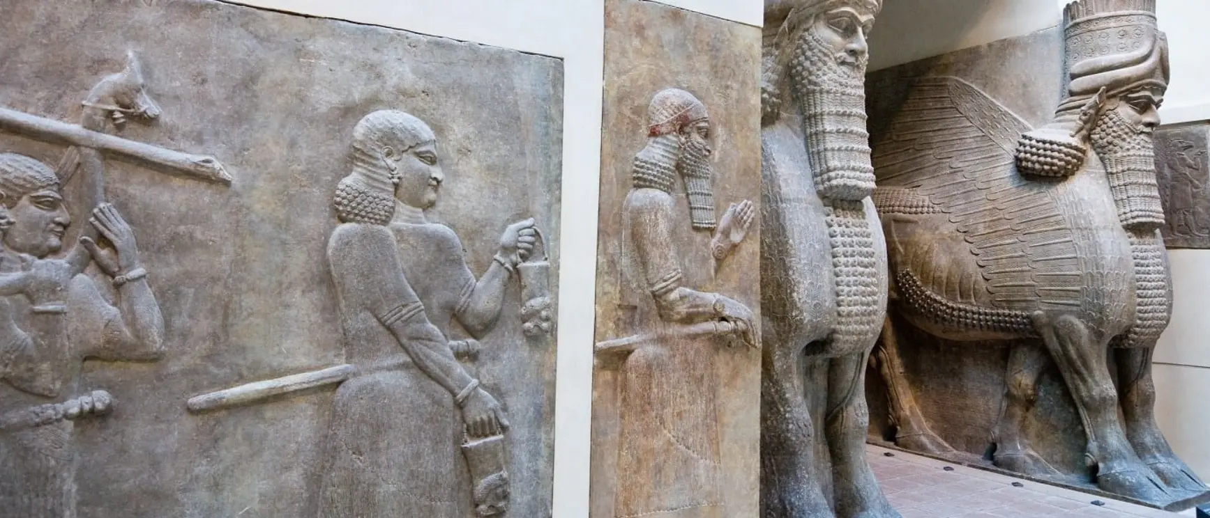 Taureaux ailés et bas-reliefs assyriens du département des Antiquités orientales du Louvre