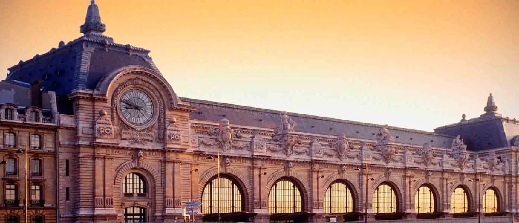 Façade du musée d'Orsay et son horloge au coucher du soleil