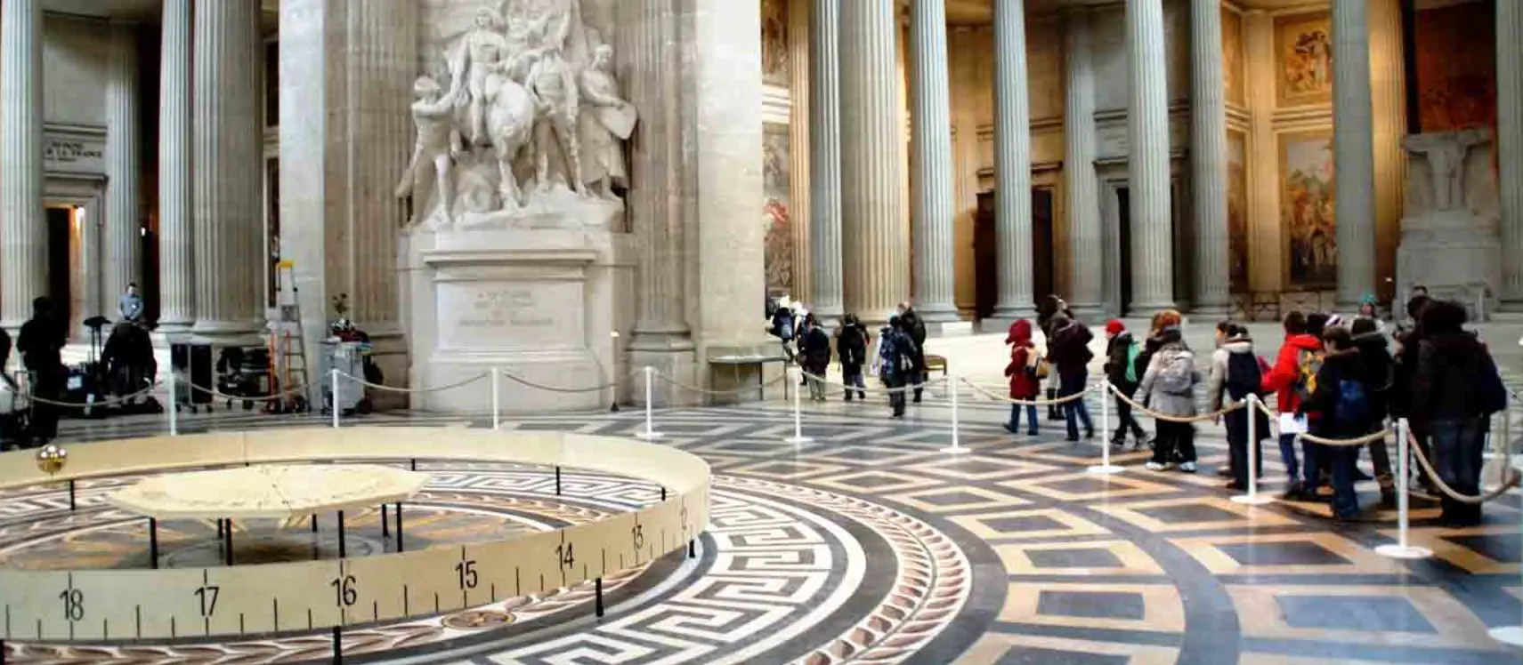 Intérieur du Panthéon, avec le cercle du pendule de Foucault et des groupes d'enfants