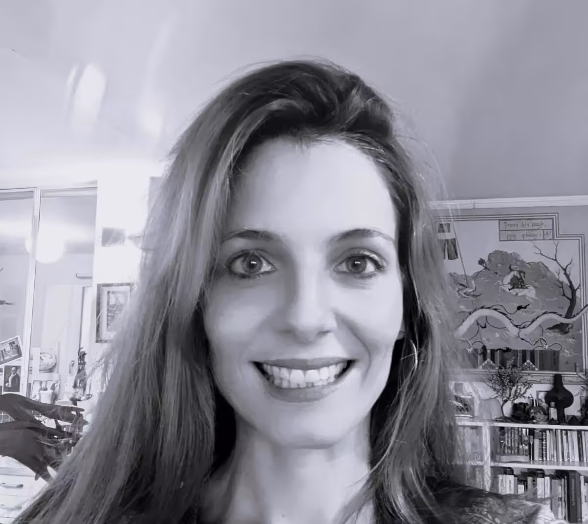 Portrait en noir et blanc d'Iris, guide aux cheveux longs, souriante