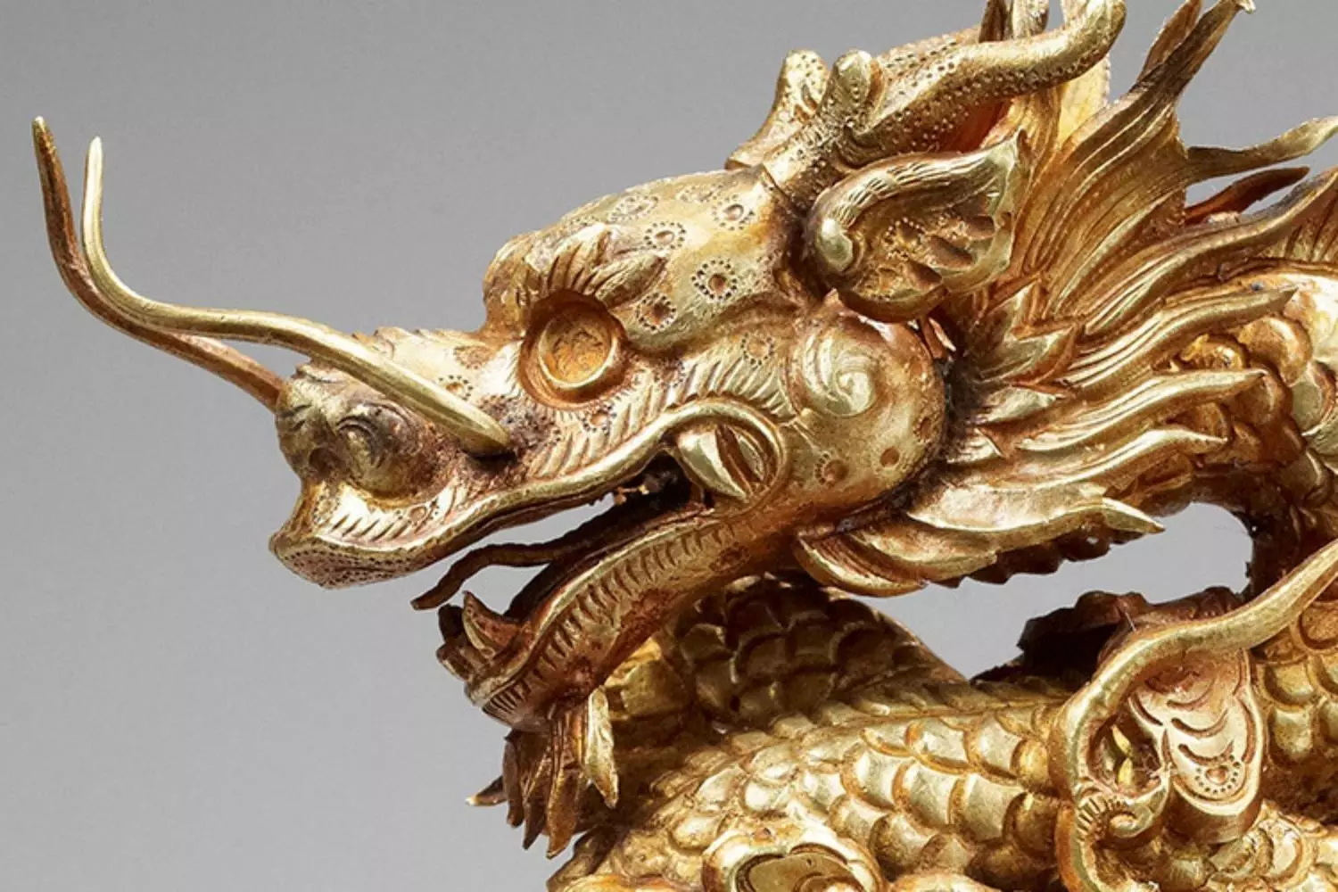 Tête de dragon chinois en métal doré aux longues moustaches, au musée Guimet