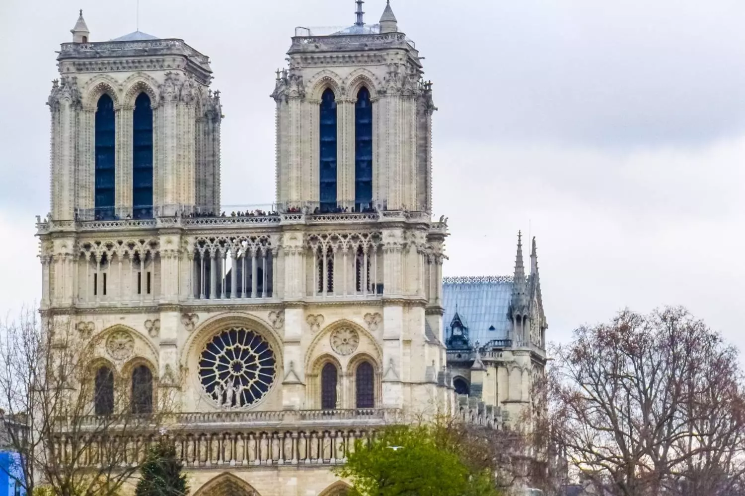 Façade de Notre-Dame de Paris avec ses deux tours et sa rosace