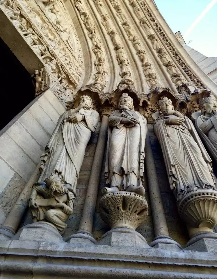 Statues de saints sculptées dans l'ébrasement d'un portail de Notre-Dame de Paris