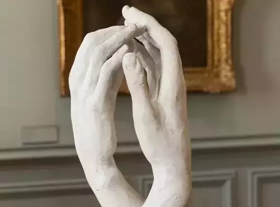 La Cathédrale d'Auguste Rodin, deux mains de pierre blanche presque jointes