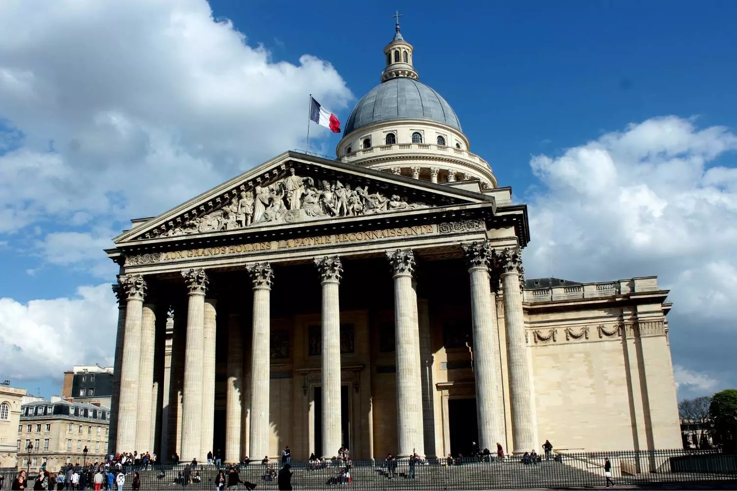 La façade à colonnes et le dôme du Panthéon sous un ciel bleu nuageux