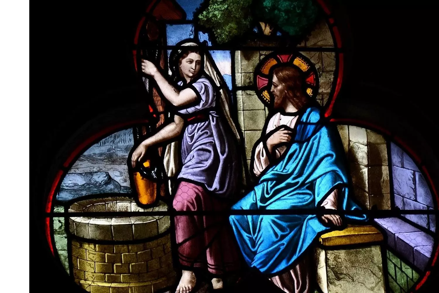 Vitrail coloré représentant le Christ et une femme puisant de l'eau à un puits