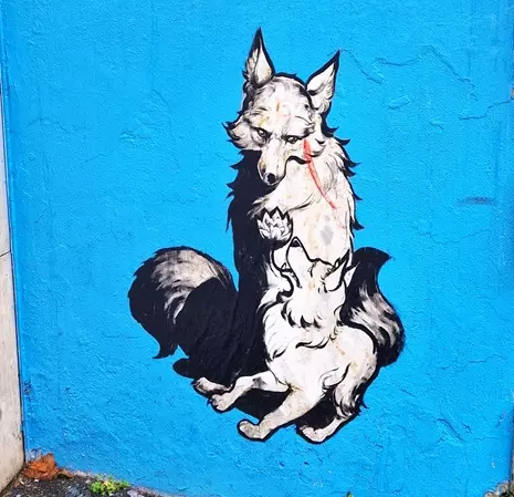Peinture murale d'un renard blanc et noir sur un mur bleu, à Belleville