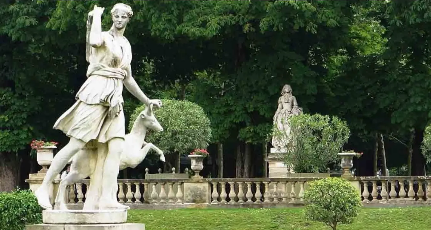 Statue de Diane à la biche devant une balustrade, dans le jardin du Luxembourg