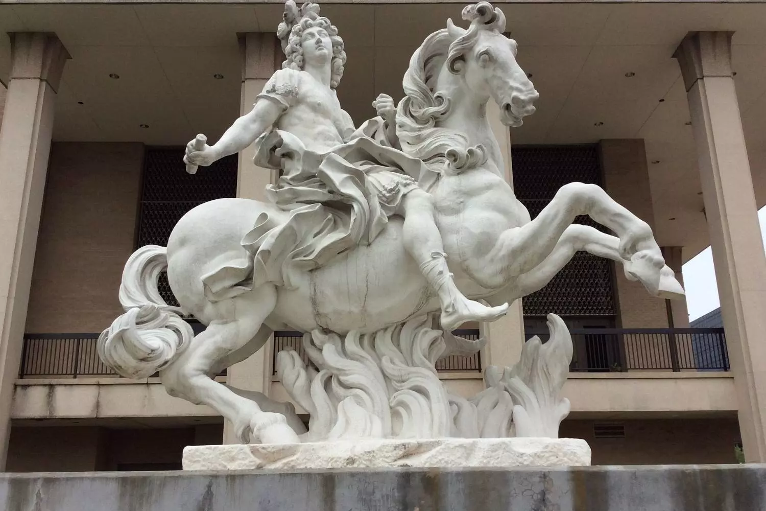 Statue équestre en marbre blanc de Louis XIV sur un cheval cabré