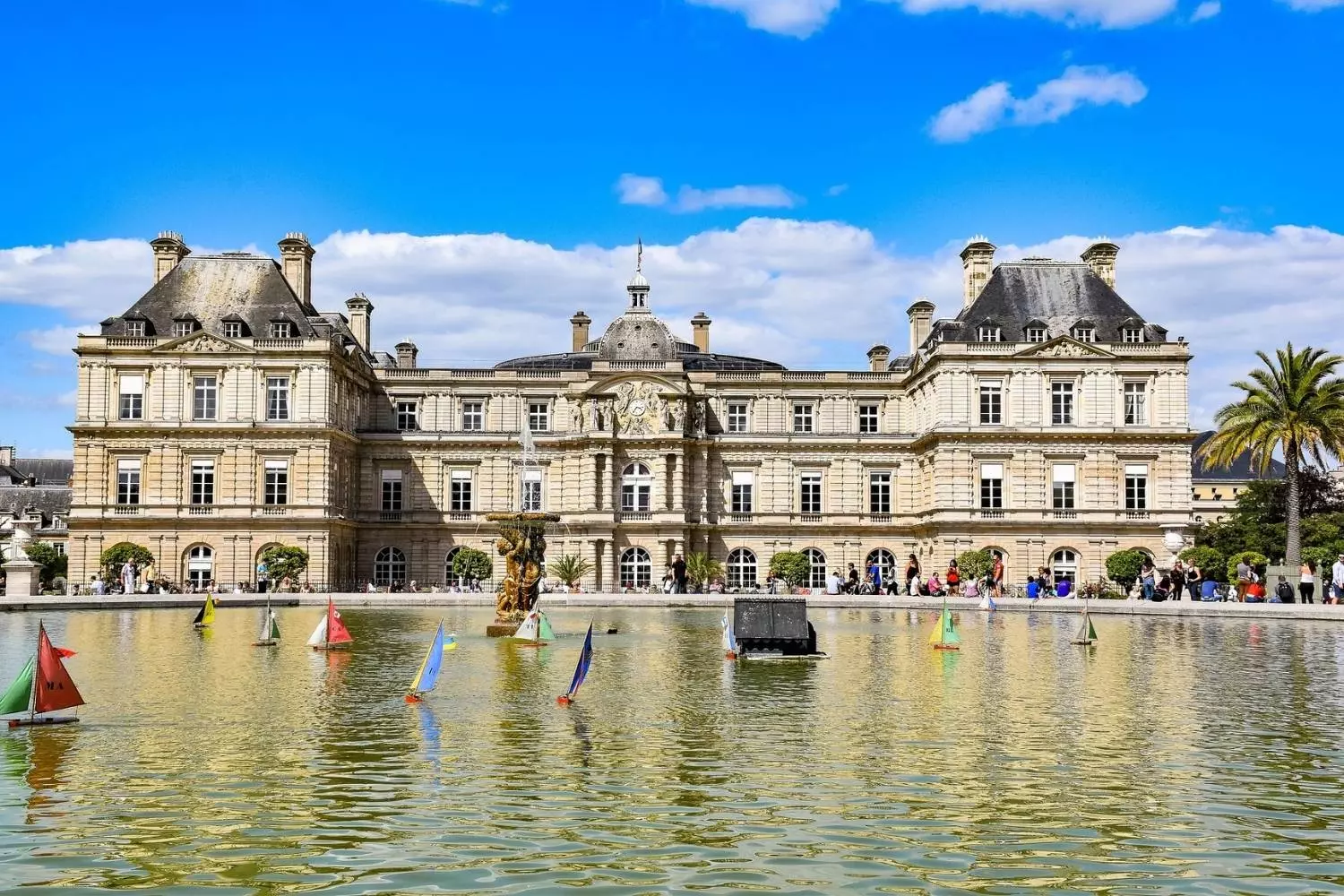 Le palais du Luxembourg et son grand bassin parsemé de petits voiliers