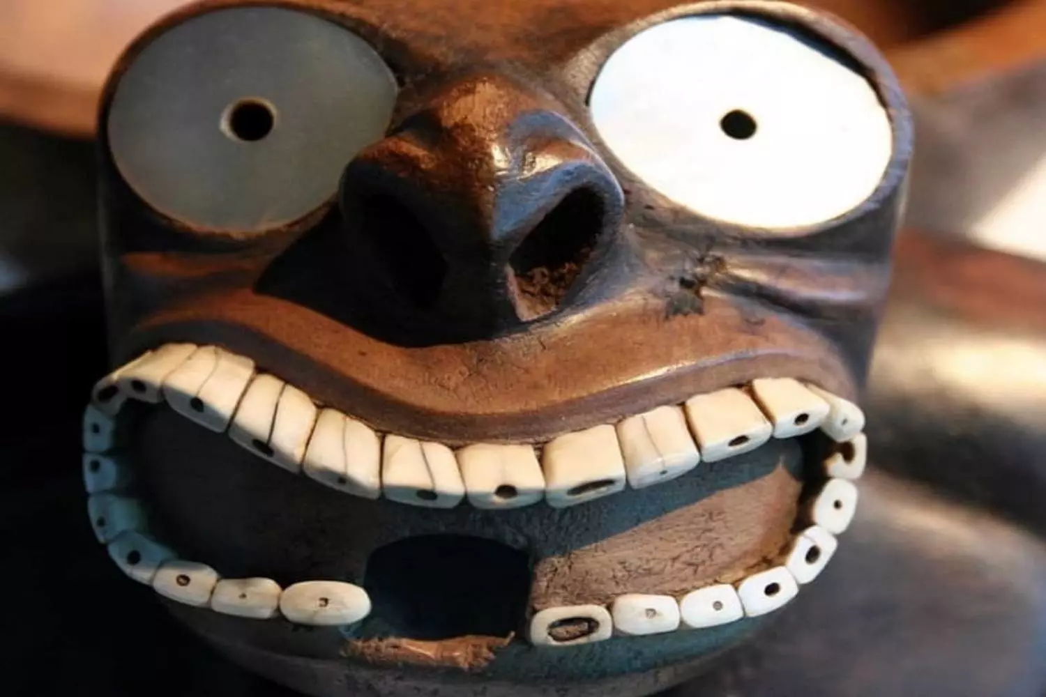Masque sculpté aux grands yeux ronds et aux dents de coquillage, au musée du quai Branly