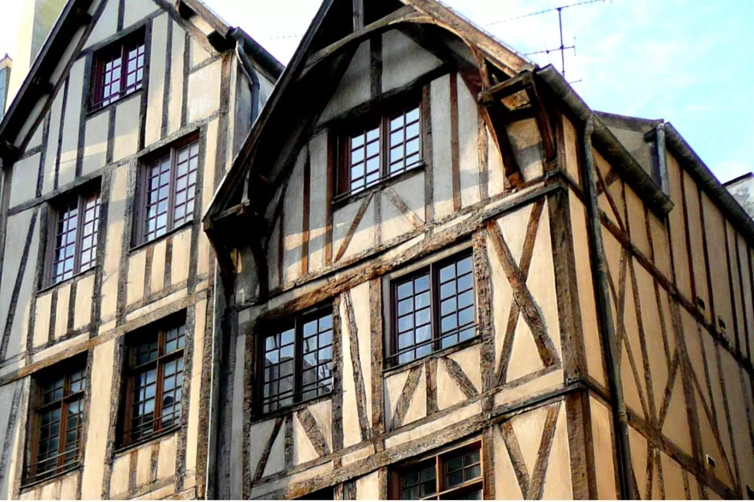 Maisons médiévales à colombages de la rue François-Miron, dans le Marais