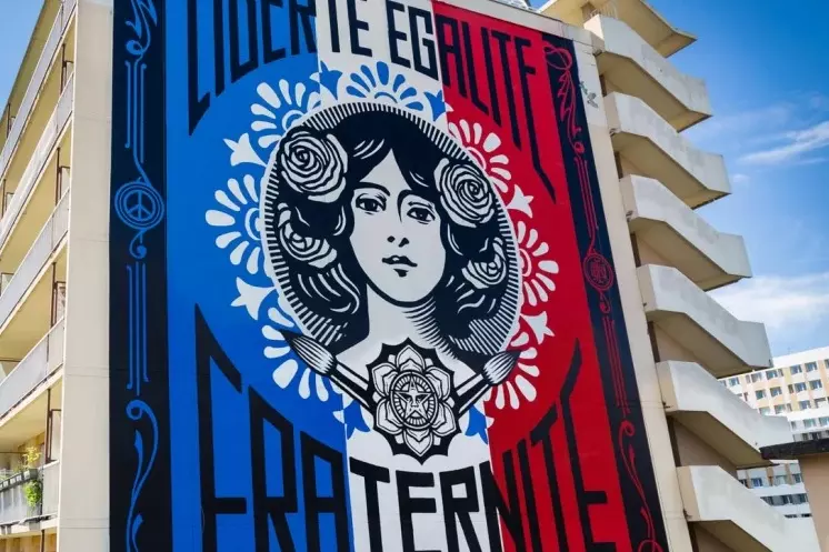 Fresque Liberté Égalité Fraternité de Shepard Fairey, alias Obey, sur un immeuble du 13e arrondissement
