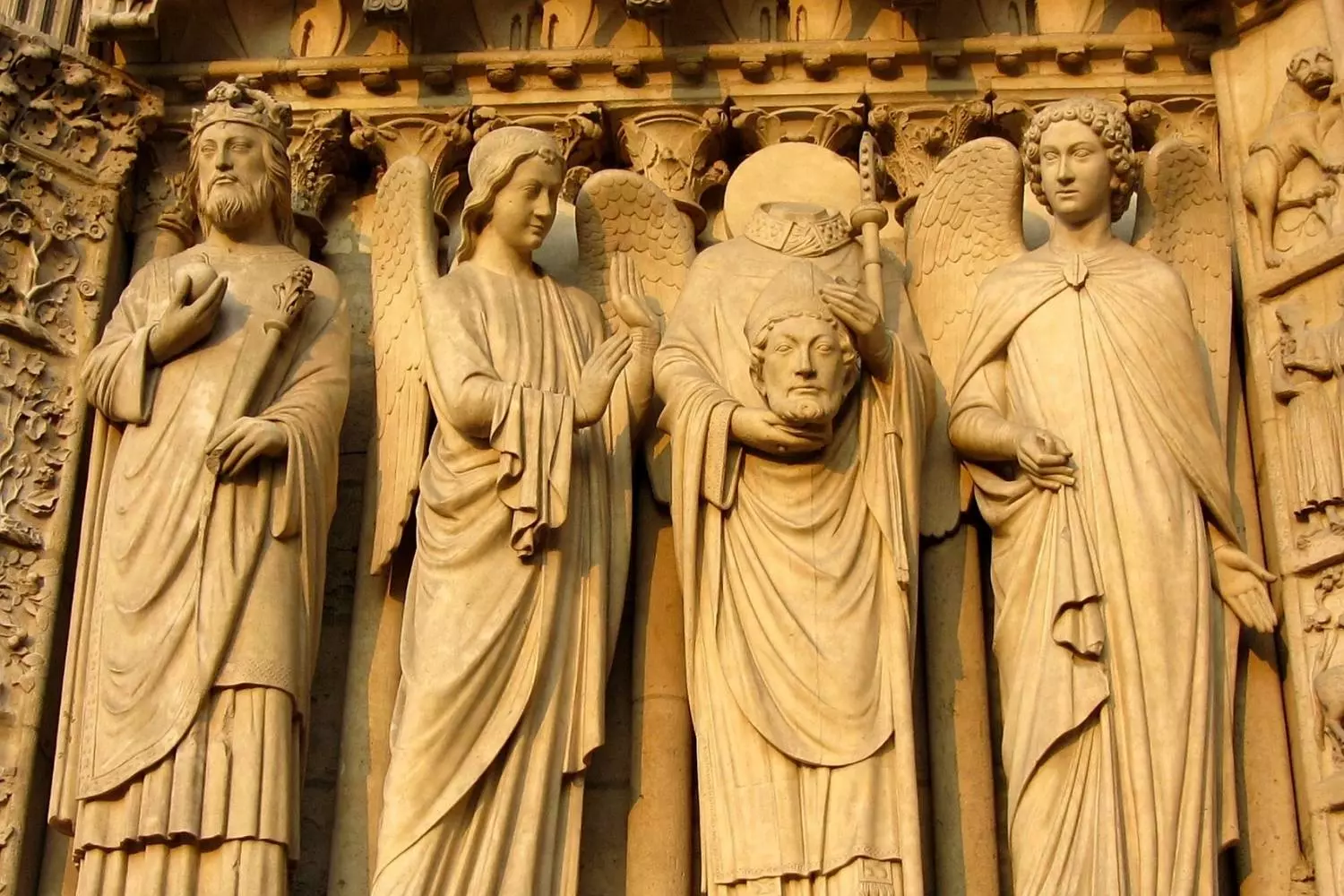 Statues du portail de Notre-Dame, dont saint Denis portant sa tête entre deux anges