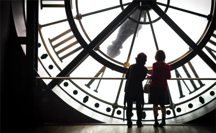 Deux visiteuses devant la grande horloge du musée d’Orsay