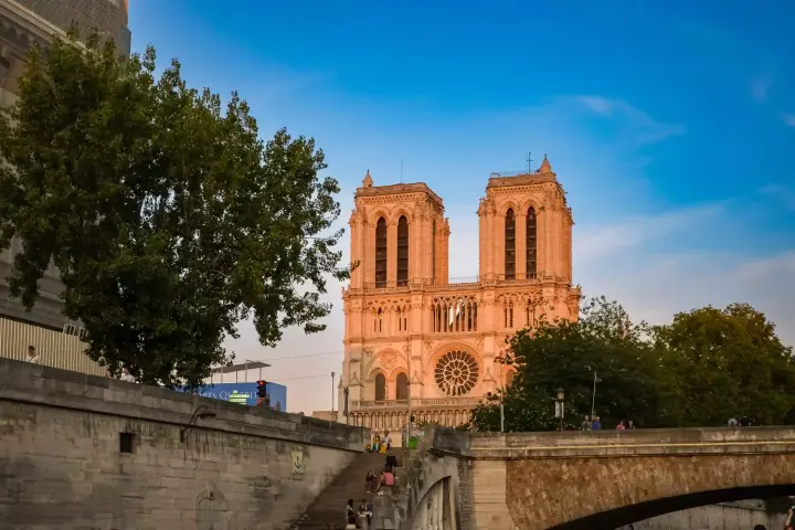 Notre-Dame de Paris vue des quais de Seine