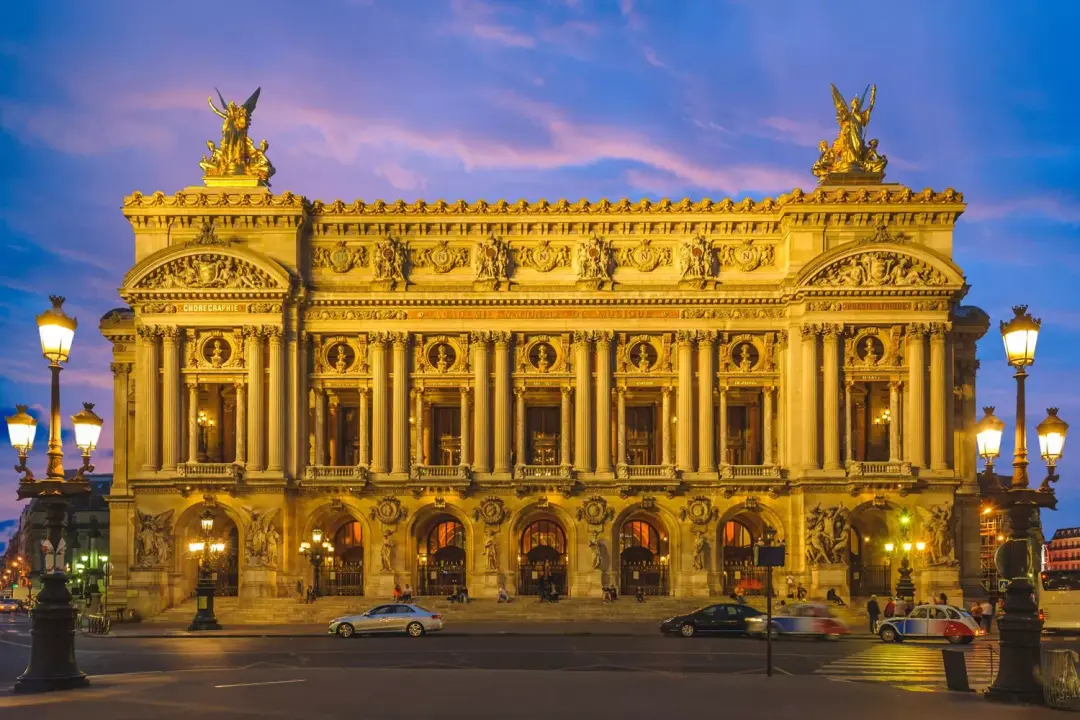 La façade de l'Opéra Garnier illuminée