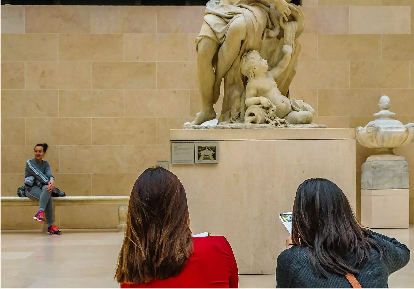 Adolescents qui dessinent au musée pendant une visite Paris Antoinette