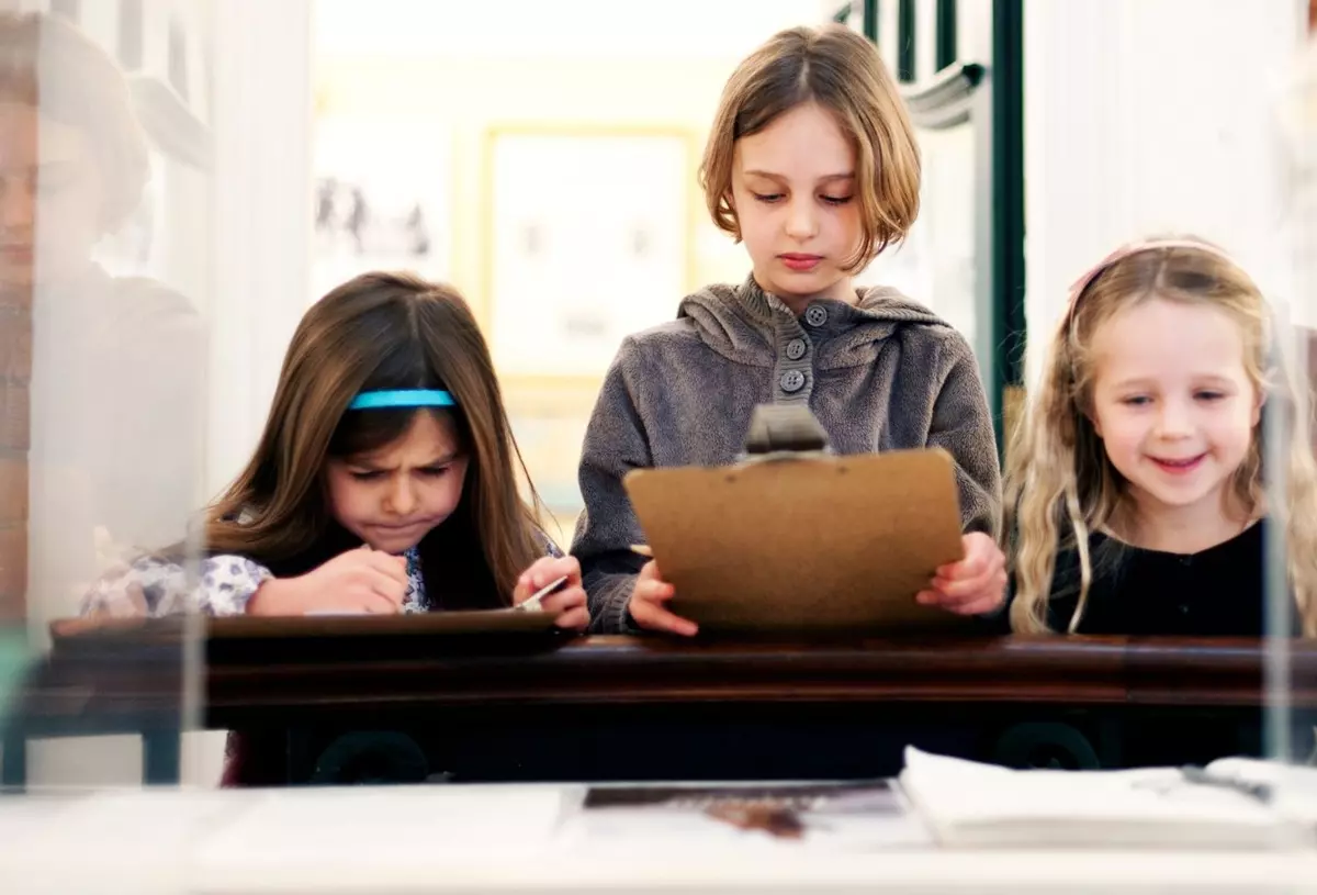 Enfants qui dessinent au musée pendant une visite Paris Antoinette
