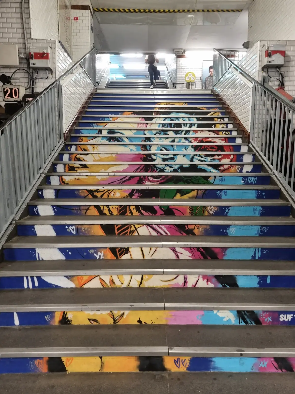 Escalier peint en street art dans une rue